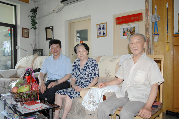 CNAS领导看望资深顾问刘源张家属