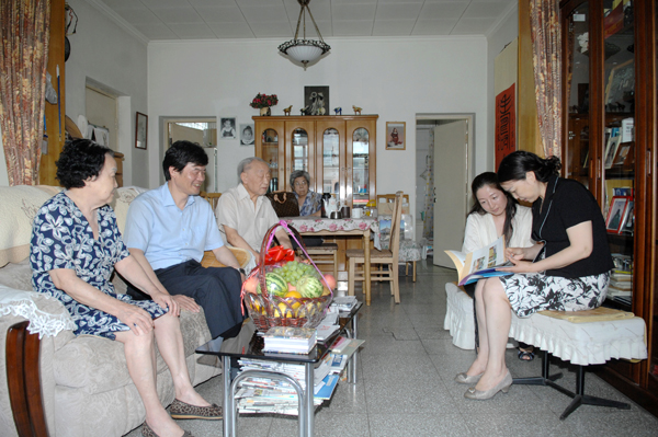 CNAS领导看望资深顾问刘源张家属