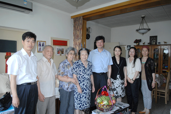 CNAS领导看望资深顾问刘源张家属